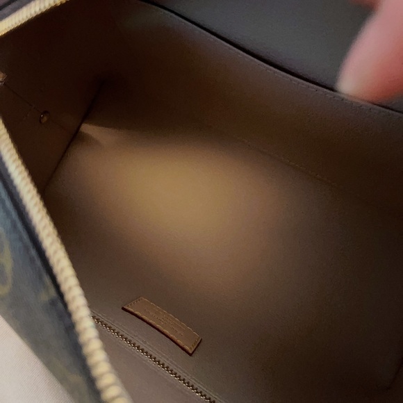 Authentic brand new LV cosmetics bag with dust bag and box - Picture 4 of 8